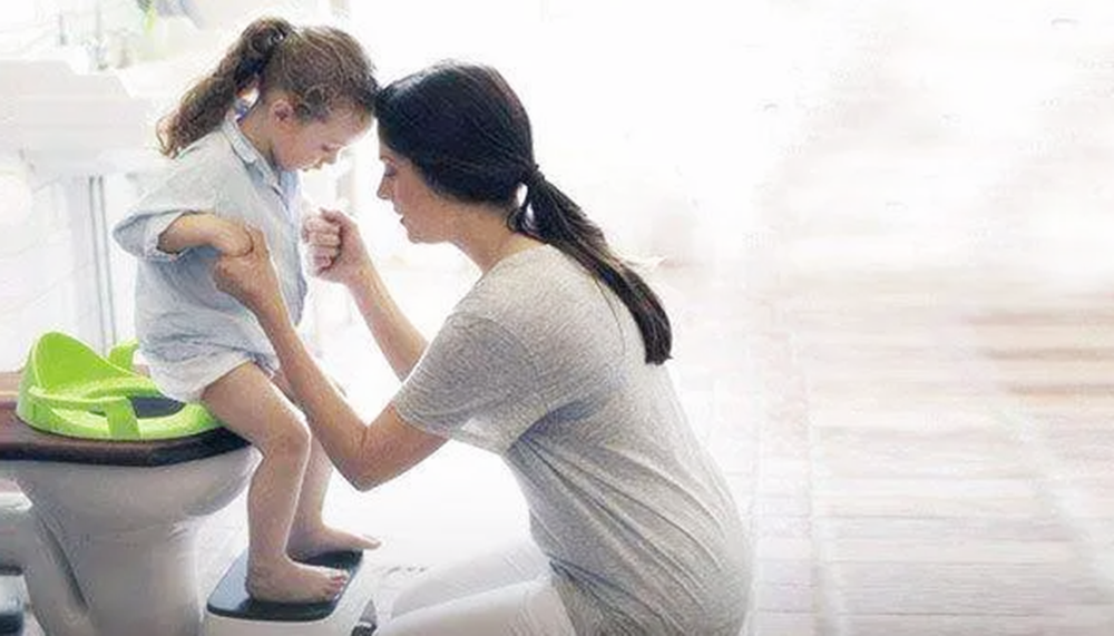 孩子上厕所是“蹲着”好还是“坐着”好？姿势不同，长大后区别大