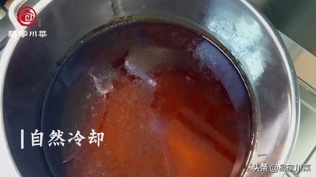 《传统川卤》卤油吸收卤香缓解氧化，胶质老汤增加卤味浓度与口感
