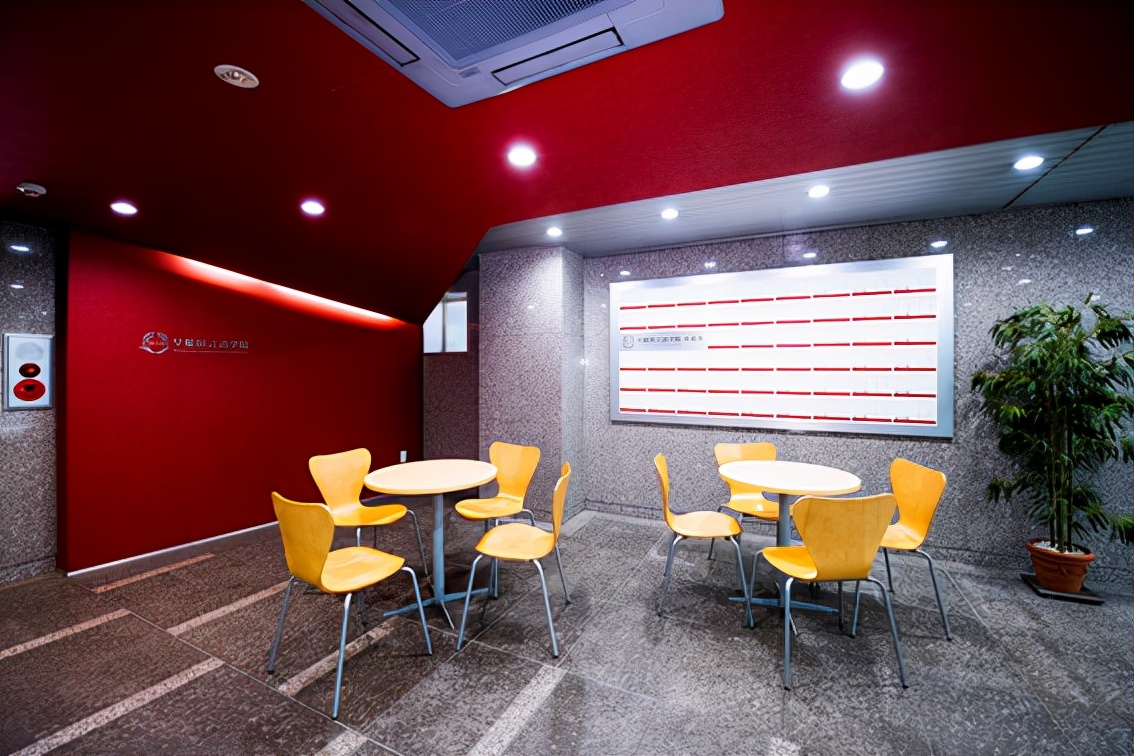 比线下教学有优势，比AI有竞争力，日语学校的“进化论”