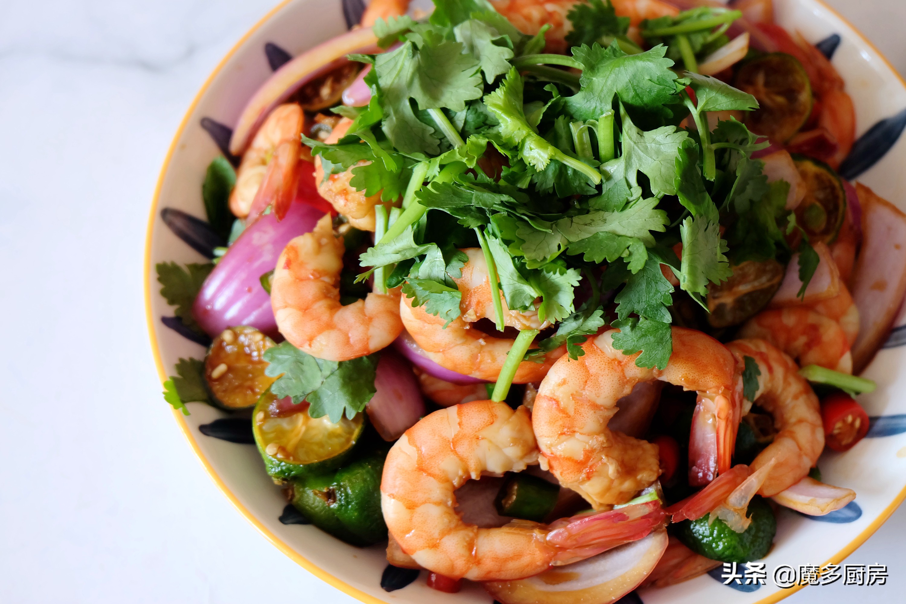 一斤虾做一盘菜，营养美味做法简单，可以列入中秋家宴菜单了