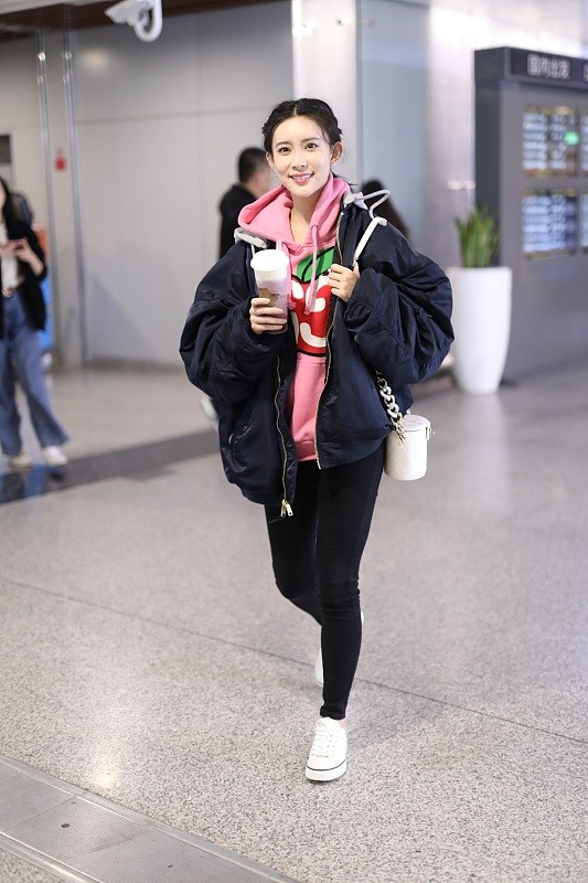 穿粉色卫衣好有少女感(穿粉色卫衣好有少女感嘛)