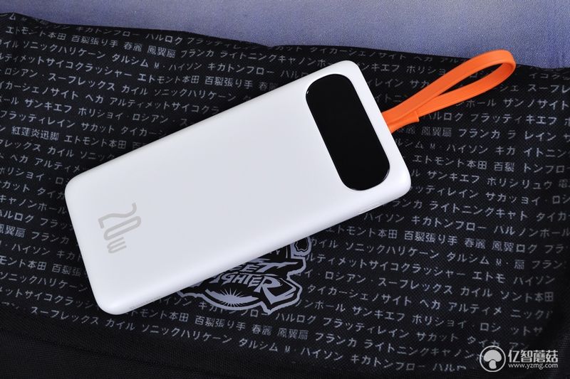 送给果粉的福利时刻 Baseus倍思 布洛克带线移动电源