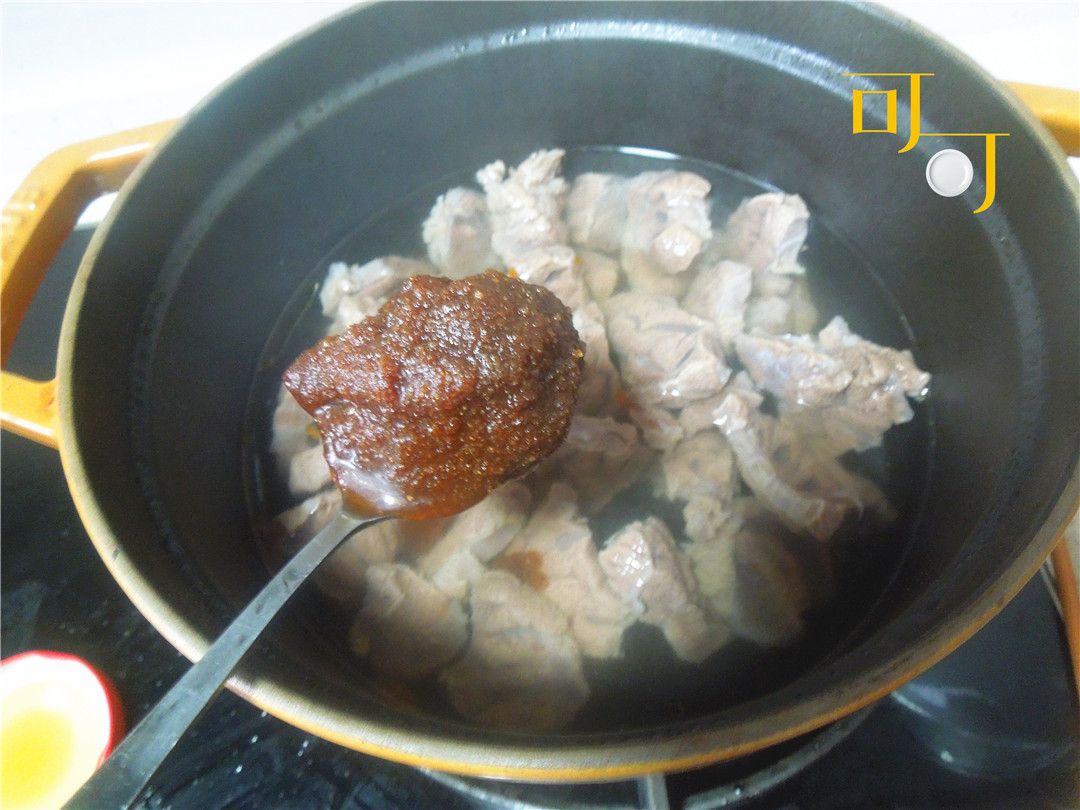 用沙茶酱炖一锅牛肉，鲜香下饭，广东、闽南人特别喜爱