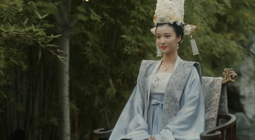 "贵妃下轿的这条竹林鹅卵石路,其实也是她之前封为郡君,戴着华丽丽的