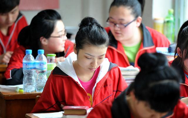 高考应届生迎来“春天”，复读生表示很“无奈”！有人欢喜有人忧