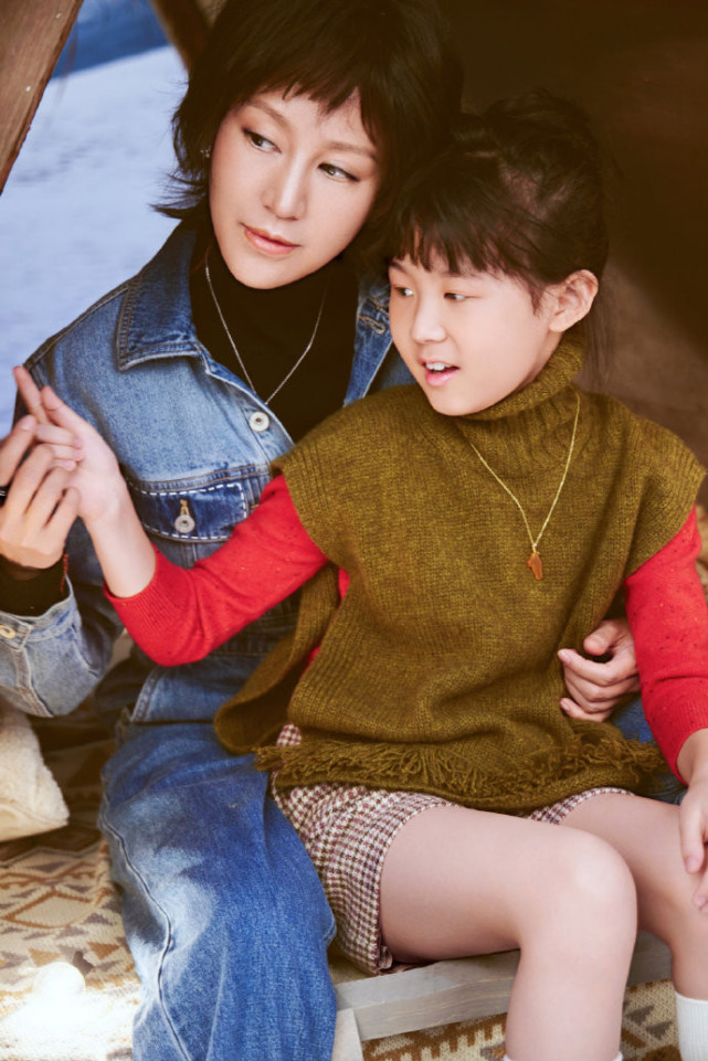 ​陆毅携妻女拍冬日大片，与鲍蕾牵手相依，结婚15年依旧喊她宝宝