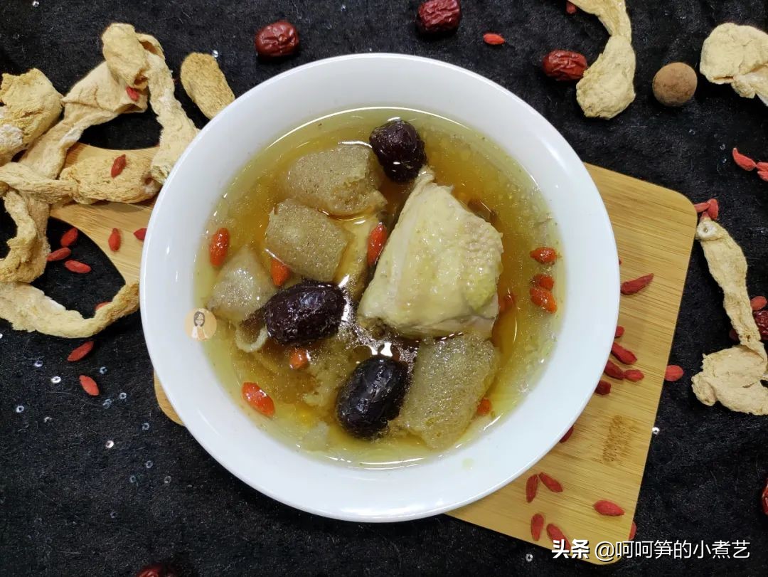妈妈说三伏天里多喝汤，安排上营养美味的竹荪鸡汤，滋补又消暑