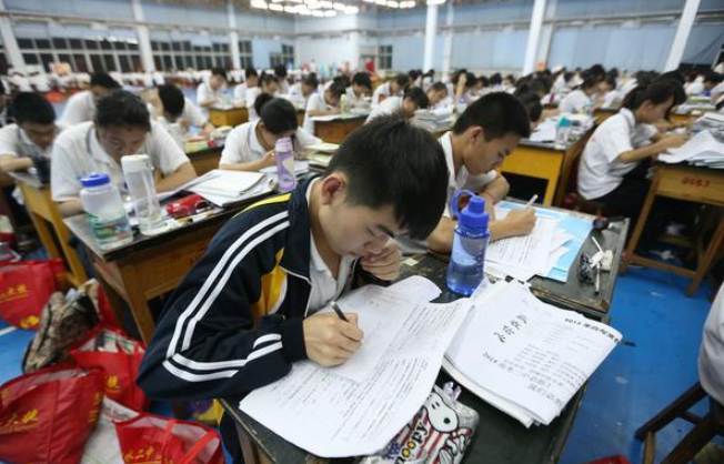 清华食堂内部照片曝光，引无数学生羡慕，果然优秀的人容易被善待