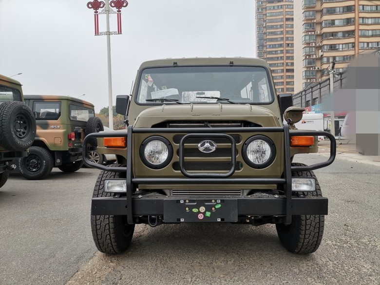 新款bj212三门版到店,外观依然硬核,内饰有突破,三菱动力