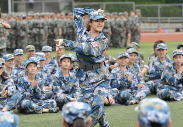 大学军训和高中军训有啥不同？体会过才知道，尤其女生要做好准备