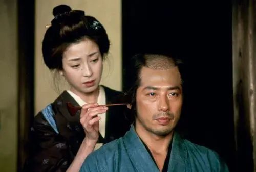 17岁被母亲逼拍性感照陪睡，日本美女宫泽理惠走红艰辛