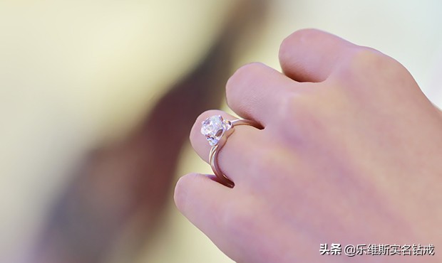 女孩子订婚戒指带哪个手指，女孩戴订婚戒指图片