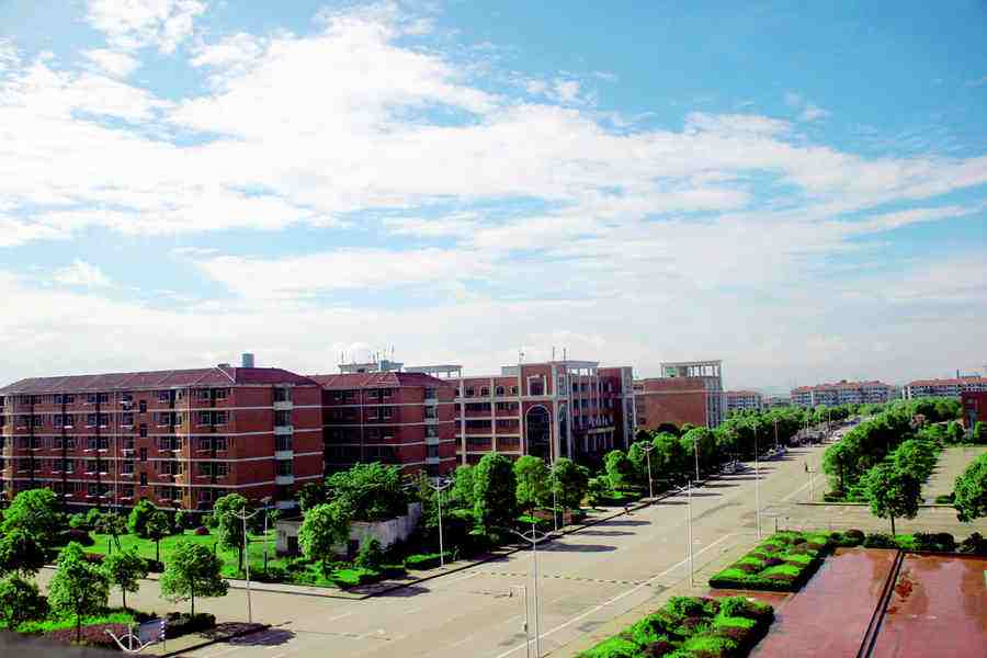 江西学费很高的两所大学，录取分数不高，家庭困难学生谨慎报考