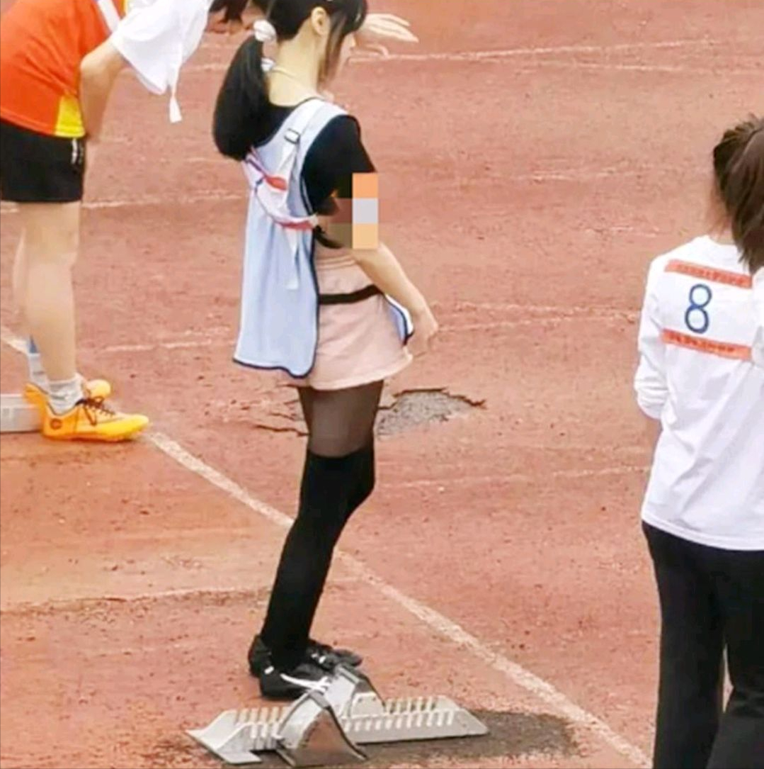 大学生运动会穿黑丝，被质疑为“运动媛”，疑似反转：本人很优秀