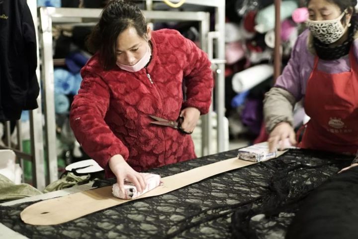 90后小伙休学做情趣内衣，一年狂揽10亿元，还带着全县致富