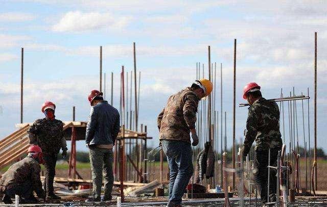 大学生“烂大街”了？2000可招到大学生，却招不到“农民工”