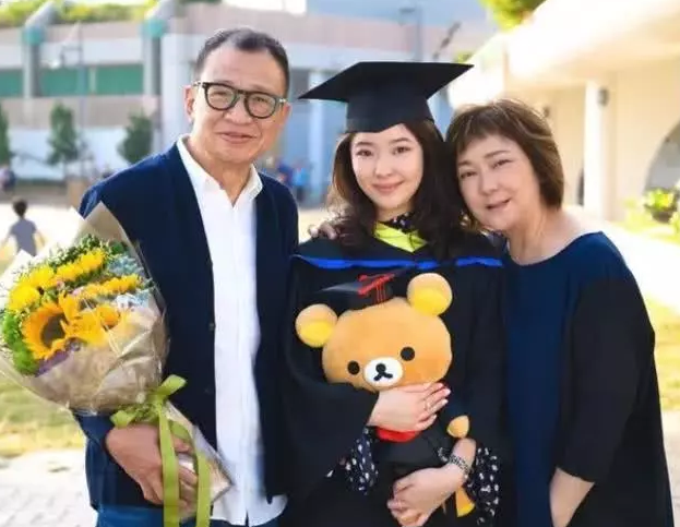 他是不一般的甘草演员，家世不一般的显赫，人缘不一般的好
