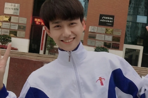 初中帅气男教师走红，长得不输“明星”，网友：我想回去读书