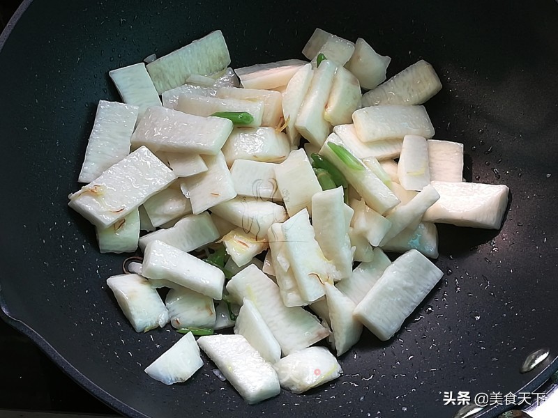 酸溜溜的味道，酸爽可口，开胃下饭，还帮油腻腻的肠胃减减负