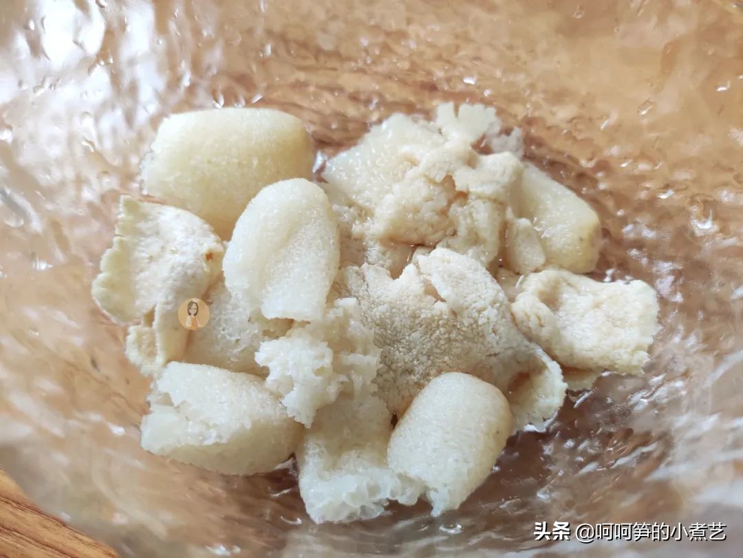 妈妈说三伏天里多喝汤，安排上营养美味的竹荪鸡汤，滋补又消暑
