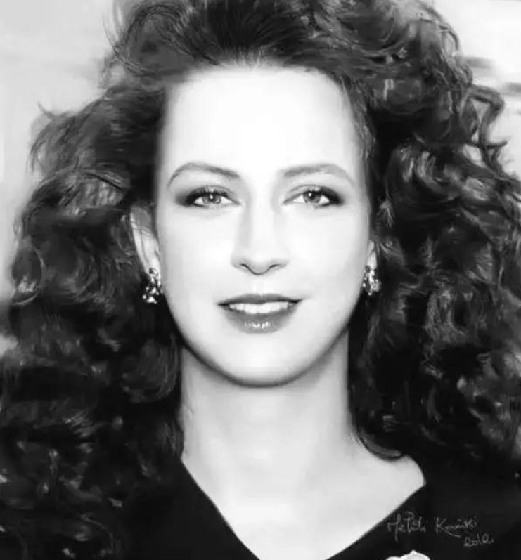 绝色王妃萨尔玛：国王为娶她散尽后宫，如今婚变已5年，她还好吗