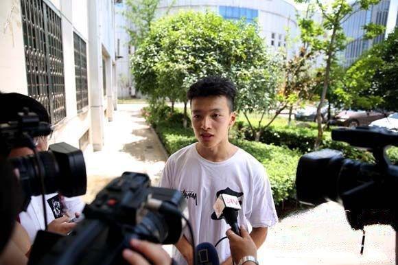 清华高颜值学霸“火了”，曾是高考状元，阳光帅气热爱篮球