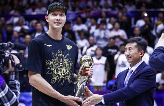 为什么崇拜nba球员这个职业(易建联：未来是你们的！33岁的老将为何还是CBA最有能力去NBA的人)