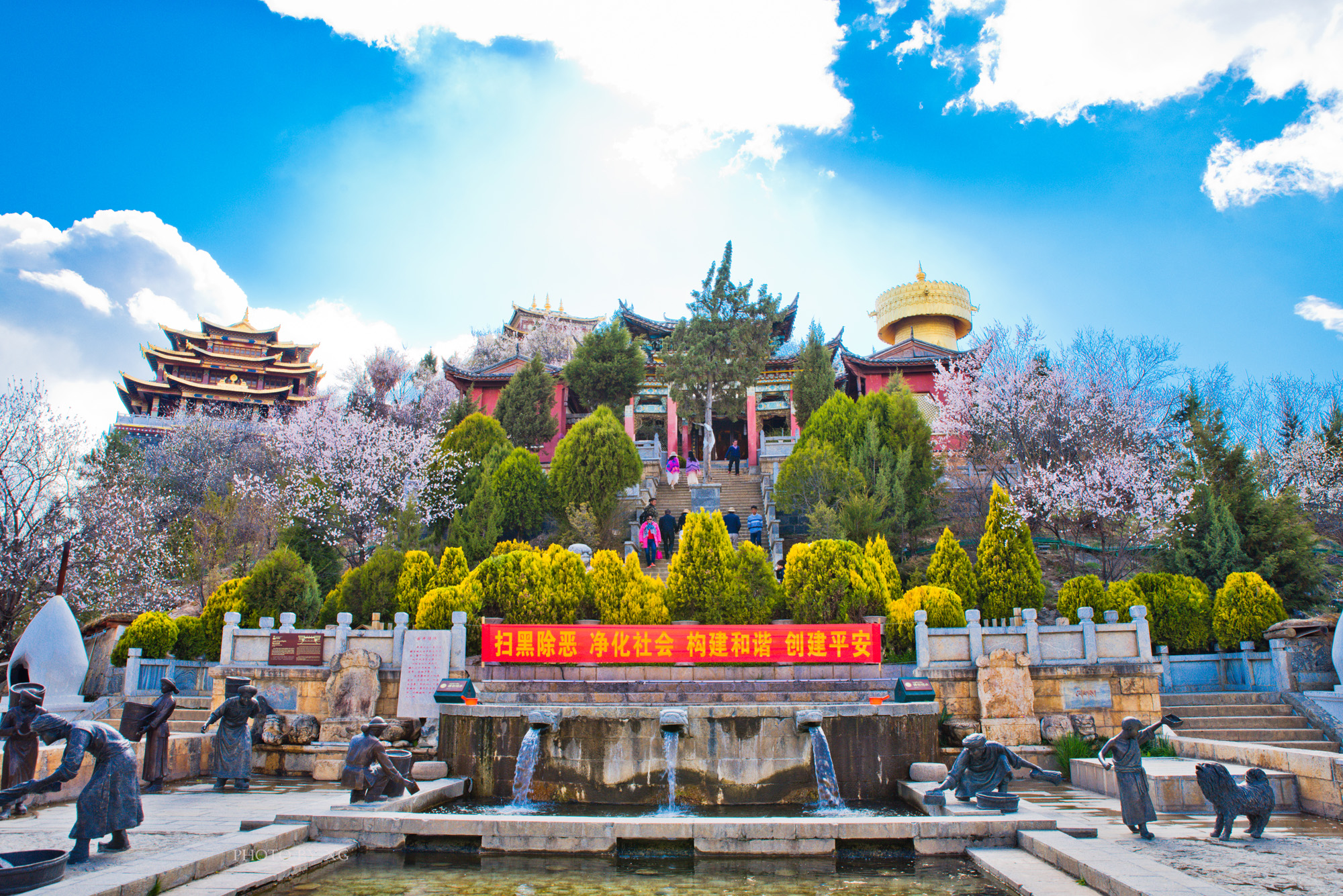 香格里拉几月份去最好(4月云南旅游推荐地，香格里拉古城的花开了，它最美的季节来了)