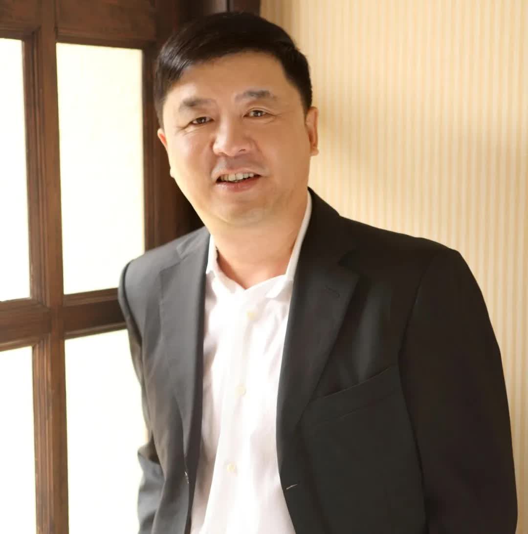 东鹏上市敲钟，为何他被选上？丨上篇