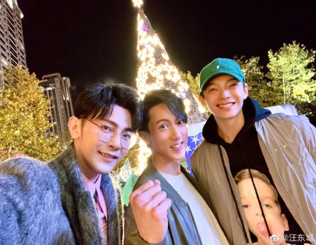 吴尊带家人与汪东城辰亦儒聚会，再喊飞轮海口号，满满回忆杀
