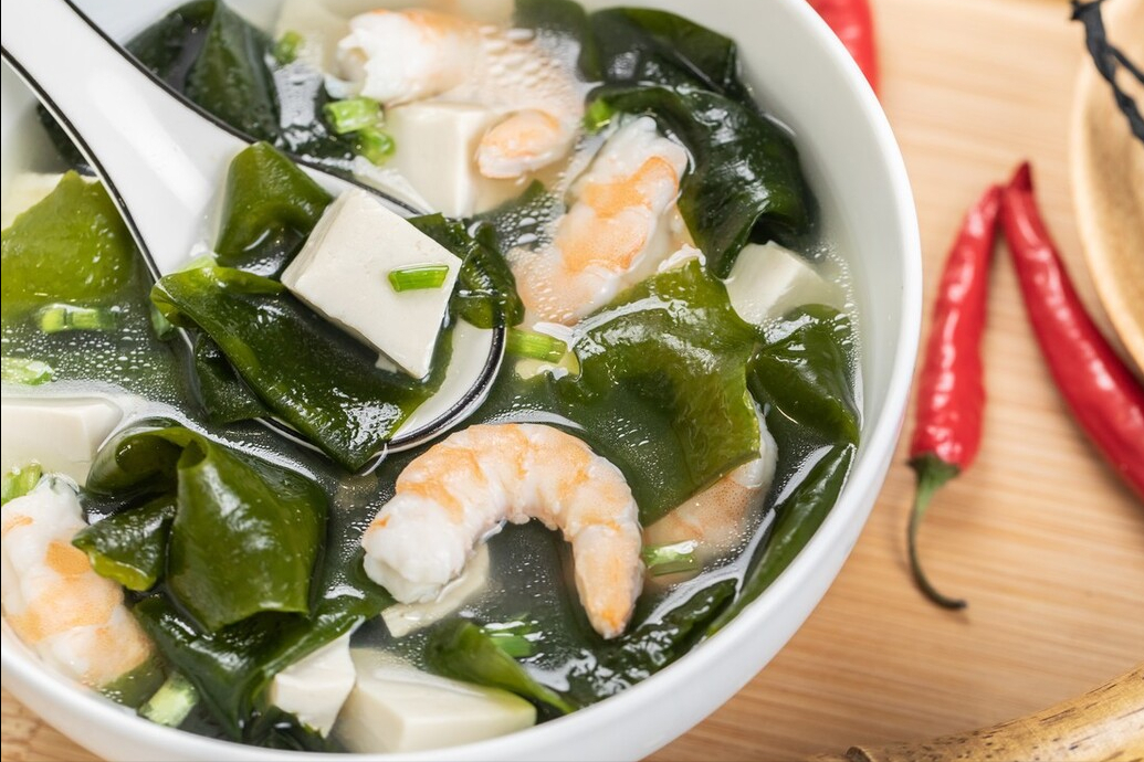 广东人做汤有一手，连豆腐汤都好喝，汤汁浓白，不放鸡精也很鲜