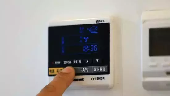 公婆、亲妈、夫妻俩住同一家，纸板隔成3间房，窄小难转身，隐私成谜