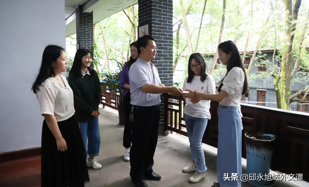 四川某高校班主任耗时2月自制357份毕业礼物，大学各有各的妖娆