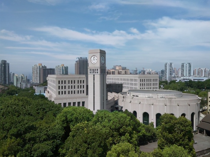 重庆超豪华大学：依山环水，占地2390余亩，校内出行还得坐车
