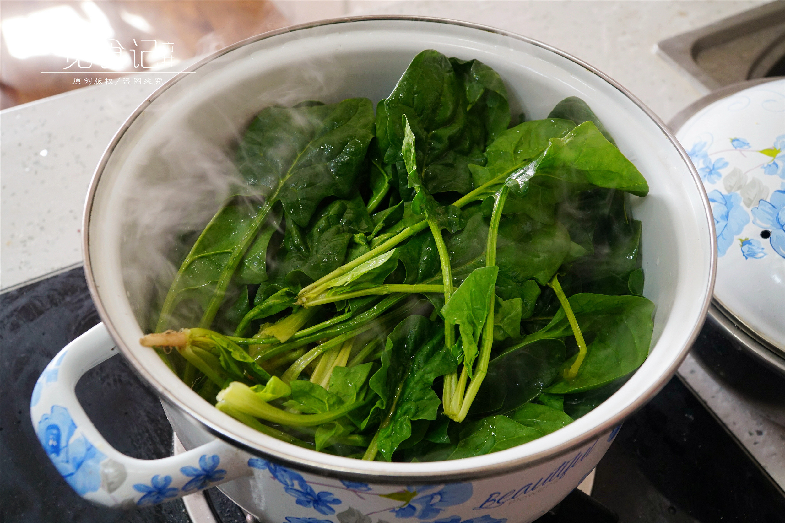 炒菠菜，只知道焯水还不够，多加一步，颜色更翠绿，营养不流失