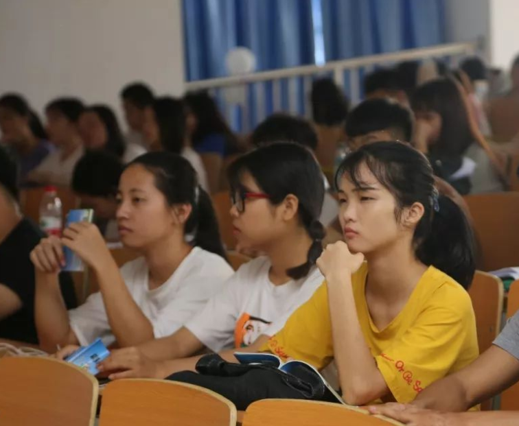 大学没加入学生会（校园里出现）