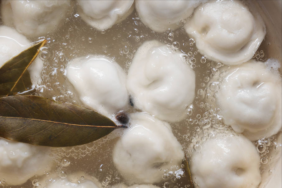 煮饺子时，是开盖煮还是盖盖煮？很多人理解错了，难怪饺子煮破皮
