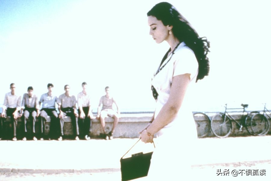 《西西里的美丽传说》：她因为太美丽，被嫉妒的女人群殴、剃光头