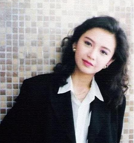 她是梁朝伟前女友，被闺蜜刘嘉玲夺爱，嫁豪门被气走，今54岁仍单身