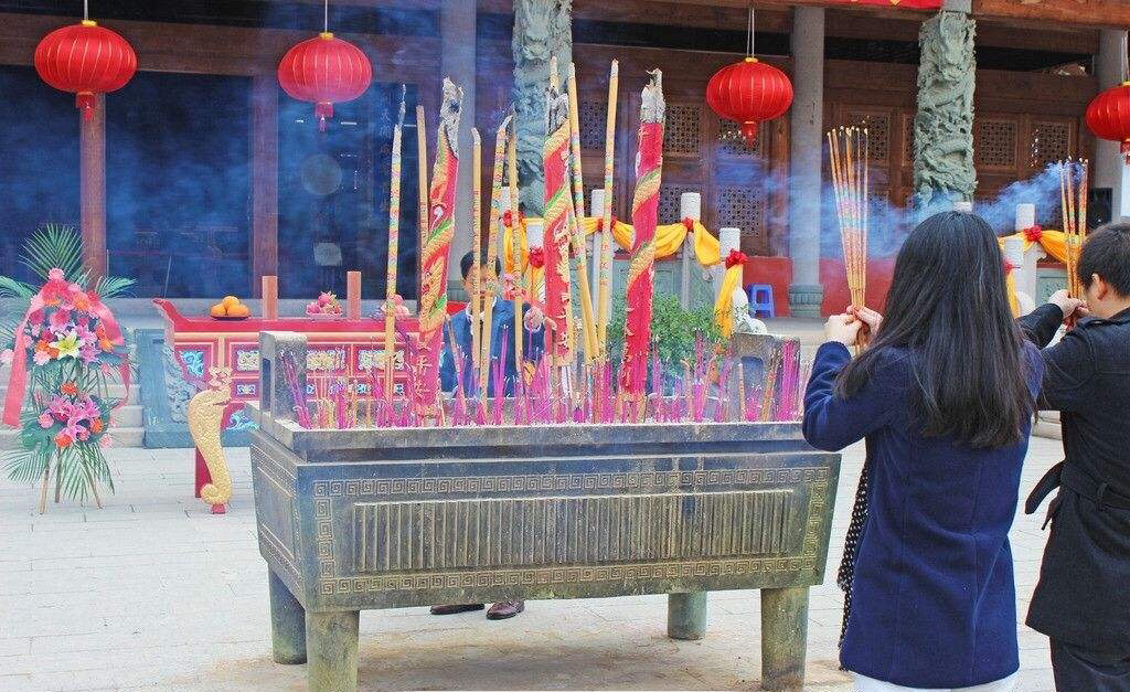 拜佛烧香有何讲究?三,六,九根含义不同,到寺庙旅游不懂别乱拜