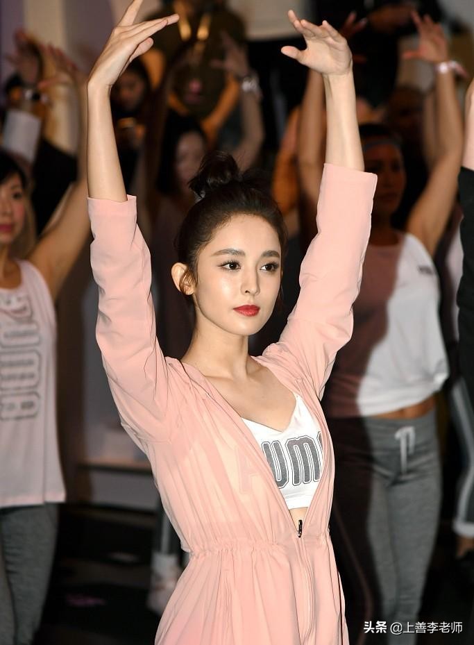 高校女生夜晚在男寝楼下“跳舞”，舞姿卓越，男生：这谁顶得住？