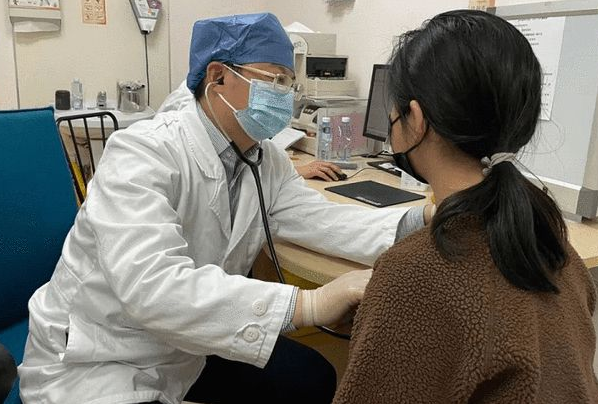 女大学生“怀孕”现象频发，大三学姐说出缘由，学生别不当回事