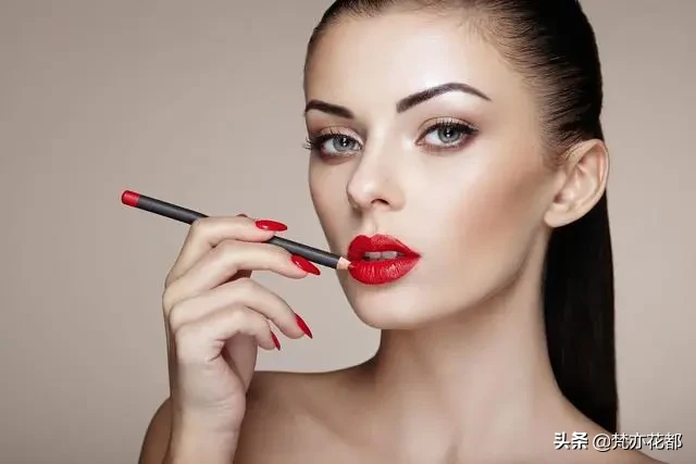 肤色暗黄如何搭配显白口红颜色