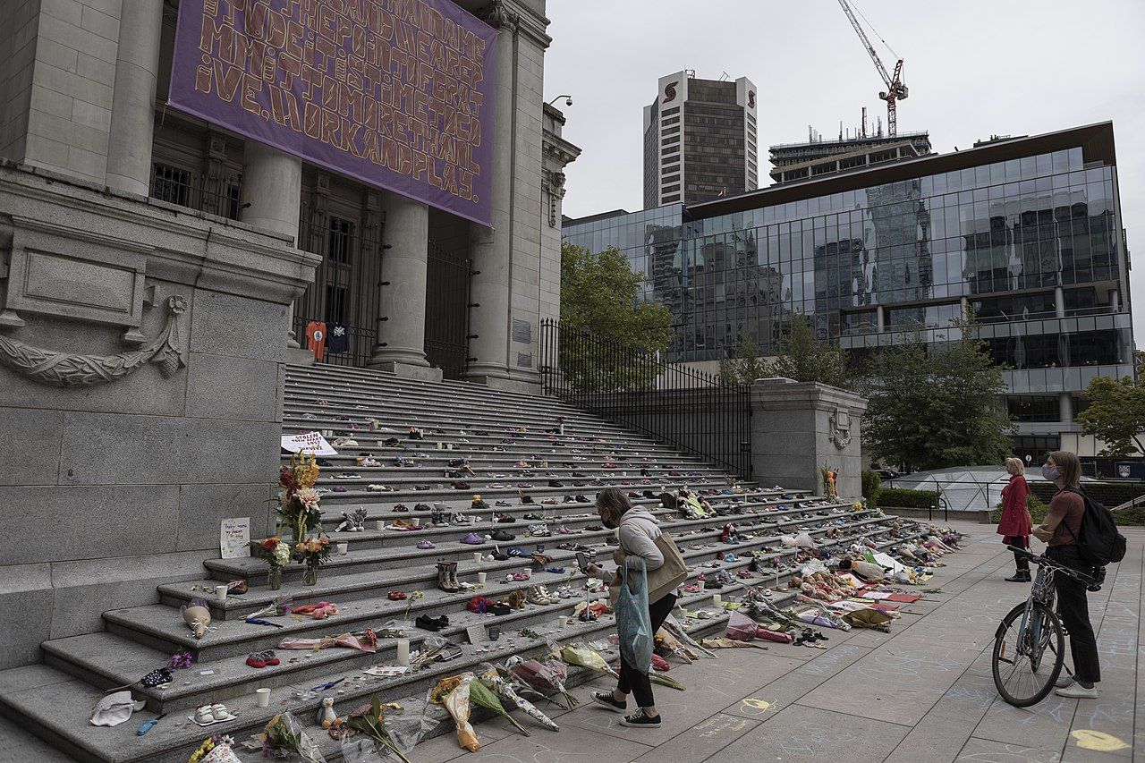 加拿大学校旧址发现215具孩童尸体,中国也有如此"万婴墓"