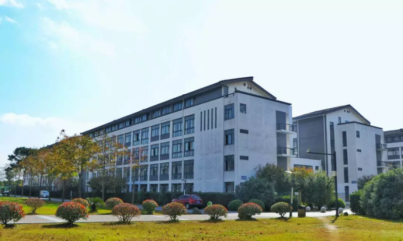 火了！江苏“高颜值”大学：坐拥空调宿舍，出门就是地铁，小龙虾吃到爽！