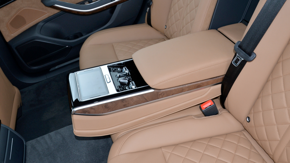 奥迪A8L购车手册：高配车型依旧优势不大，预定入门版即可