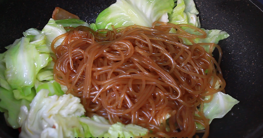 炒粉条时，最忌直接下锅炒，教你一招，不粘锅还不坨，筋道好吃