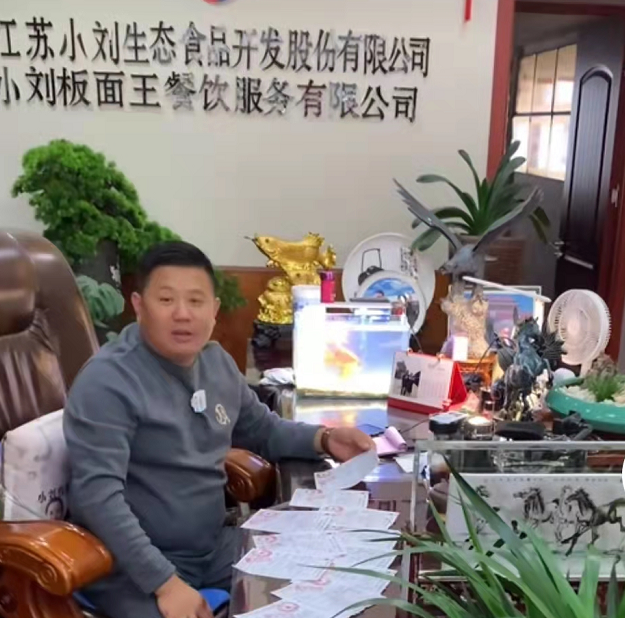 徐州知名网红疑酒驾出车祸！躺救护担架上大喊大叫，现场一片狼藉