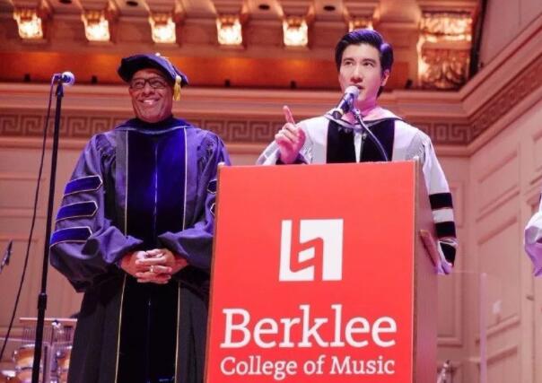 明星扎堆的“伯克利”，办学水平惹争议，在国内能算985大学吗？