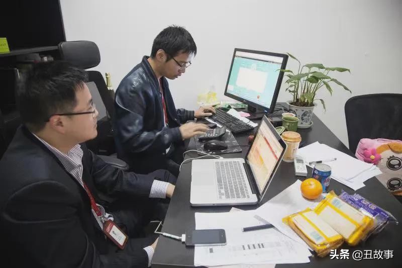 和大学同学挤在阁楼上睡了一晚，我的人生就被改变了